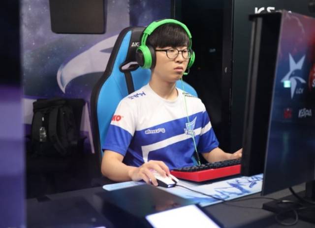 明一同现身 明一同现身