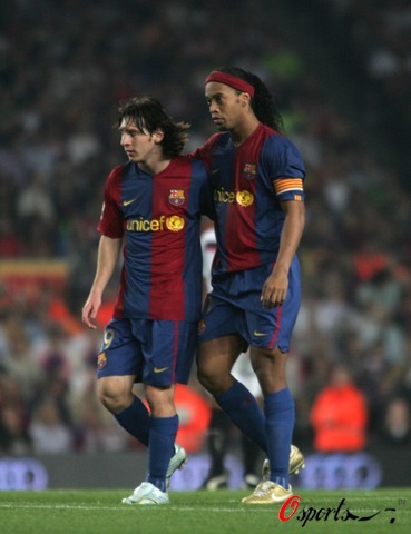 七冠王之父化身赛场天使！汉密尔顿父亲这一抱拯救了F1绝望新星