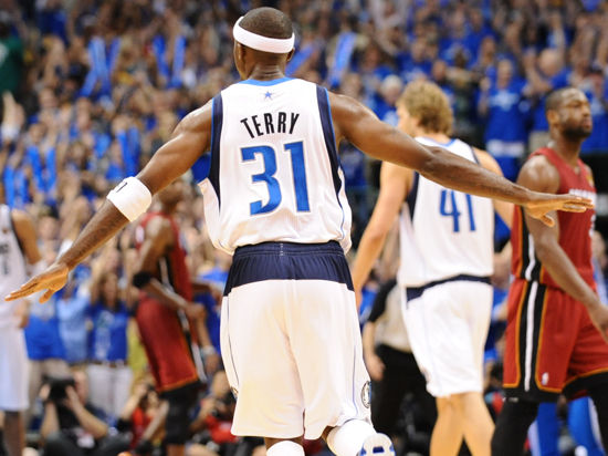 一边是势如 一边是势如